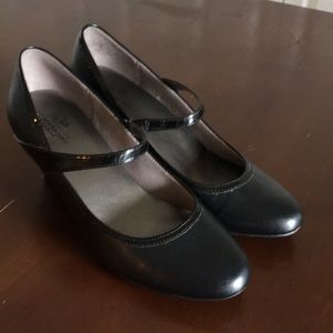 Life Stride memory foam Mary Jane heels